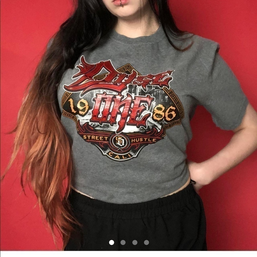 Vintage grey tee shirt with red and orange graphic 🖤🤍
